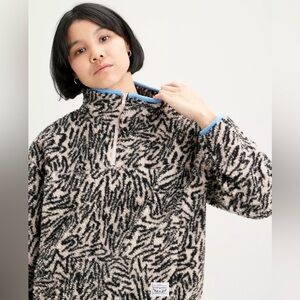 LEVI’S SHERPA SWEATSHIRT .